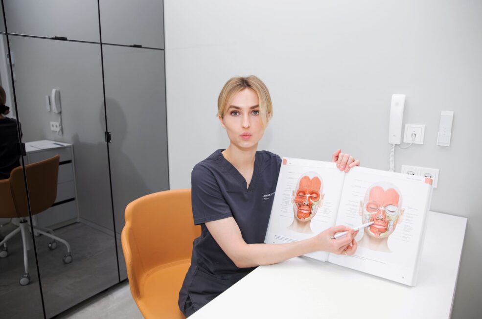 Як зробити виразні скули?