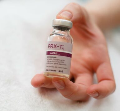 Процедура серединного пілінгу PRX-T33 у косметологічному центрі IDERMIC у Львові, нанесення розчину на шкіру обличчя