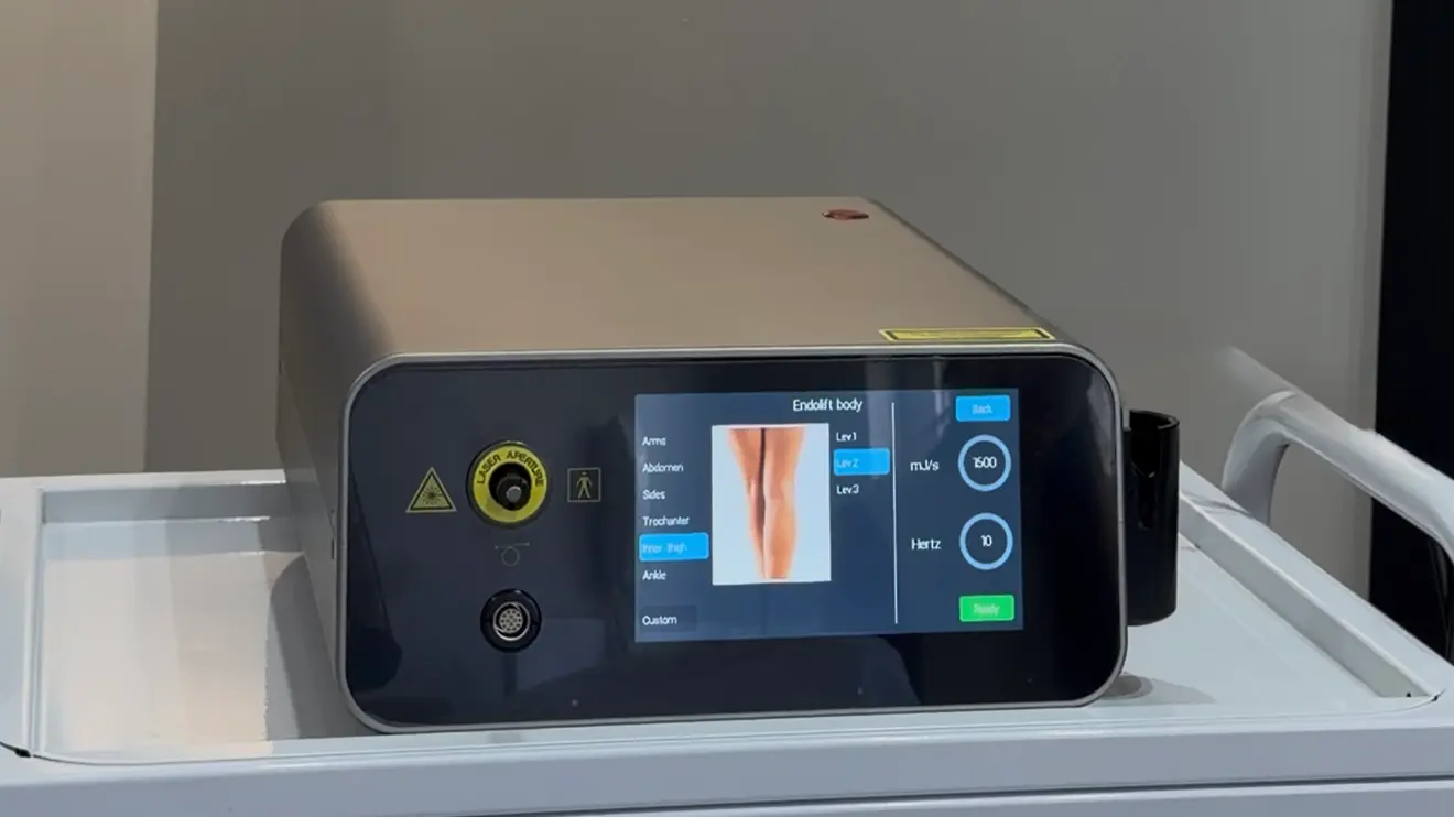 Екран апарата Endolift у режимі body з вибором зон тіла для обробки – руки, живіт, боки, стегна